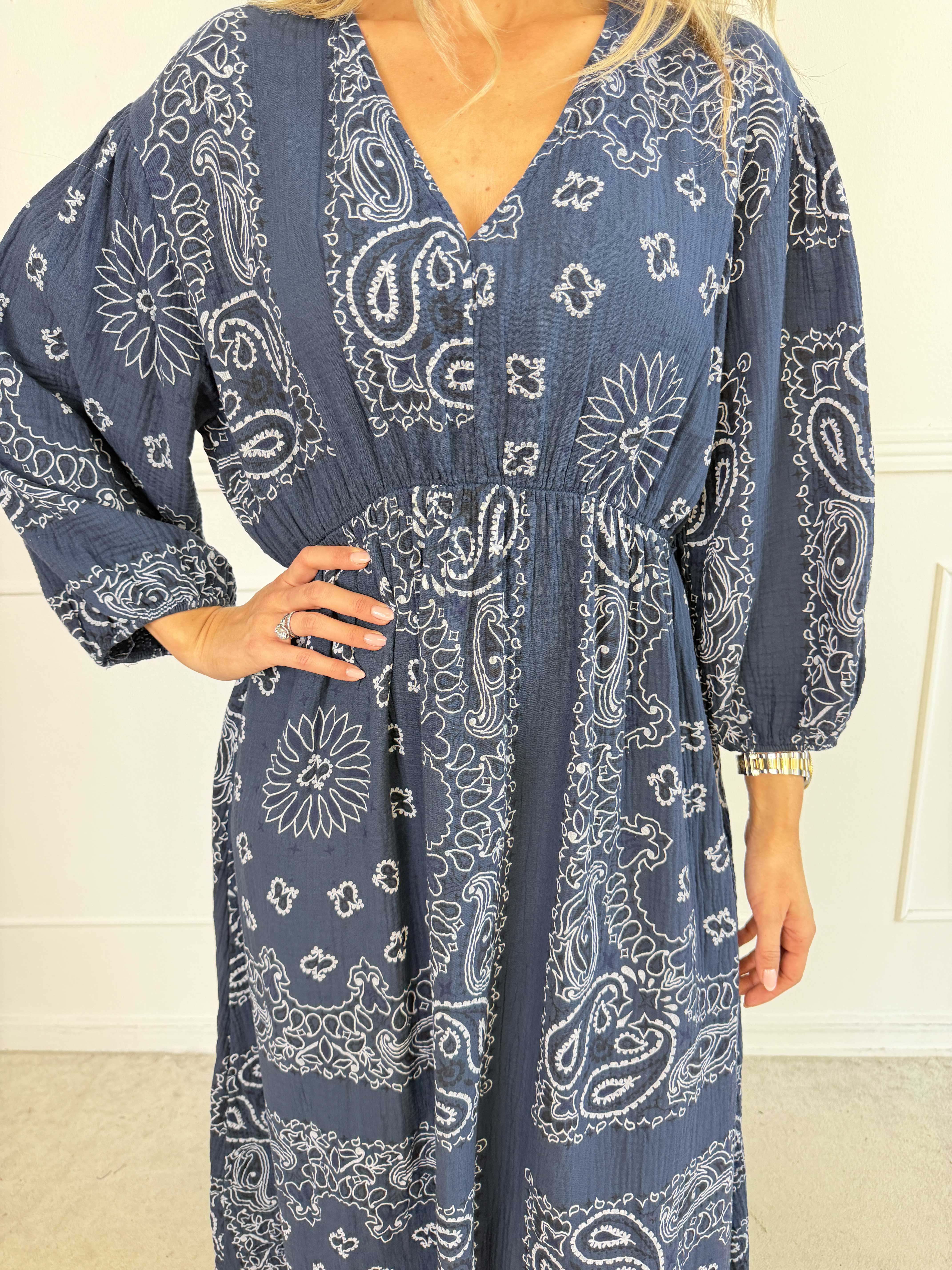 Jasmin Paisley - Plus size kjole i blød bomulds musselinstof med paisley mønster